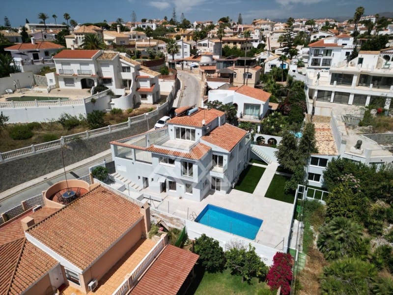 5 soveværelse Villa til salg i Mijas Costa med swimmingpool - € 945.000 (Ref: 8799843)