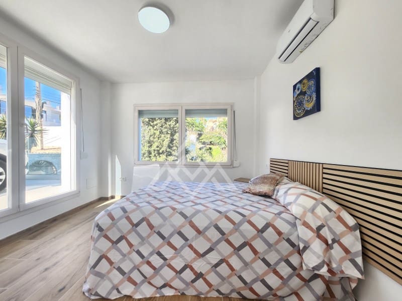 5 soveværelse Villa til salg i Mijas Costa med swimmingpool - € 945.000 (Ref: 8799843)