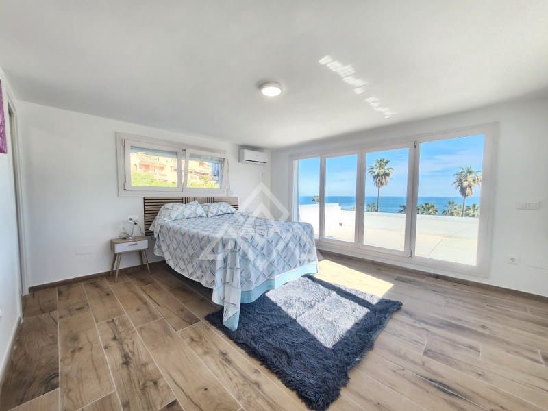 5 soveværelse Villa til salg i Mijas Costa med swimmingpool - € 945.000 (Ref: 8799843)