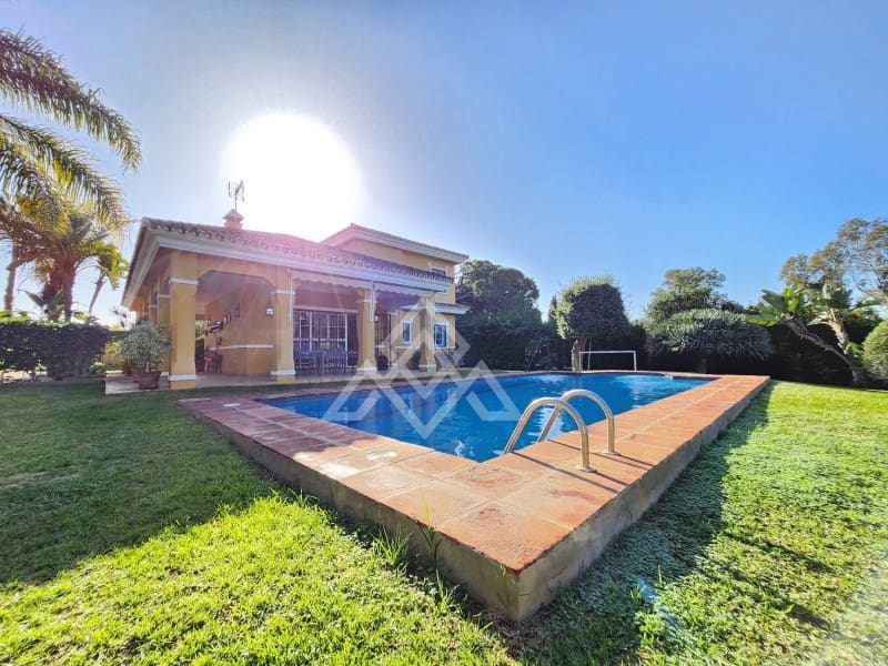 5 sypialnia Willa na sprzedaż w Marbella z basenem - 1 200 000 € (Ref: 8799859)