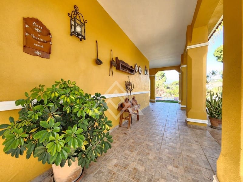 5 sypialnia Willa na sprzedaż w Marbella z basenem - 1 200 000 € (Ref: 8799859)