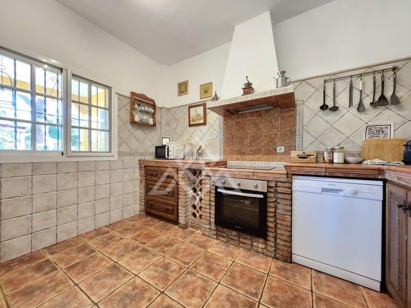 5 sypialnia Willa na sprzedaż w Marbella z basenem - 1 200 000 € (Ref: 8799859)