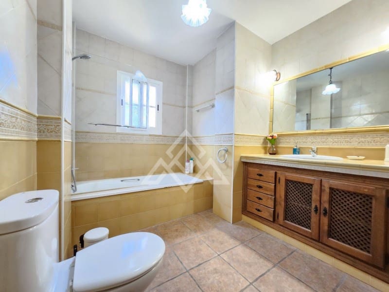 5 sypialnia Willa na sprzedaż w Marbella z basenem - 1 200 000 € (Ref: 8799859)