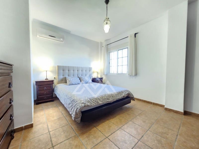 5 sypialnia Willa na sprzedaż w Marbella z basenem - 1 200 000 € (Ref: 8799859)