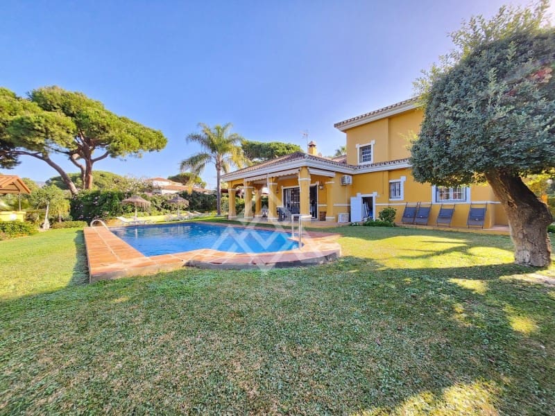 5 sypialnia Willa na sprzedaż w Marbella z basenem - 1 200 000 € (Ref: 8799859)