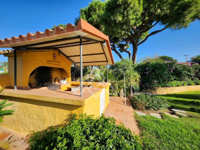 5 sypialnia Willa na sprzedaż w Marbella z basenem - 1 200 000 € (Ref: 8799859)