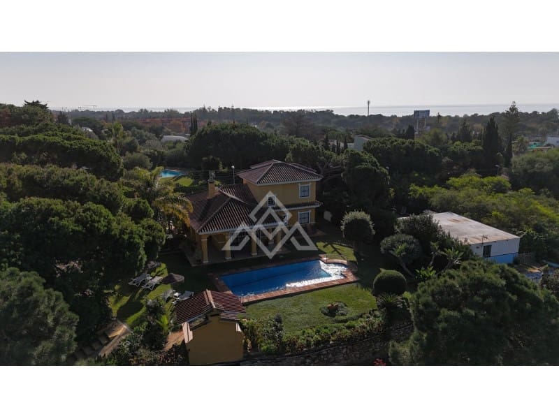 5 sypialnia Willa na sprzedaż w Marbella z basenem - 1 200 000 € (Ref: 8799859)