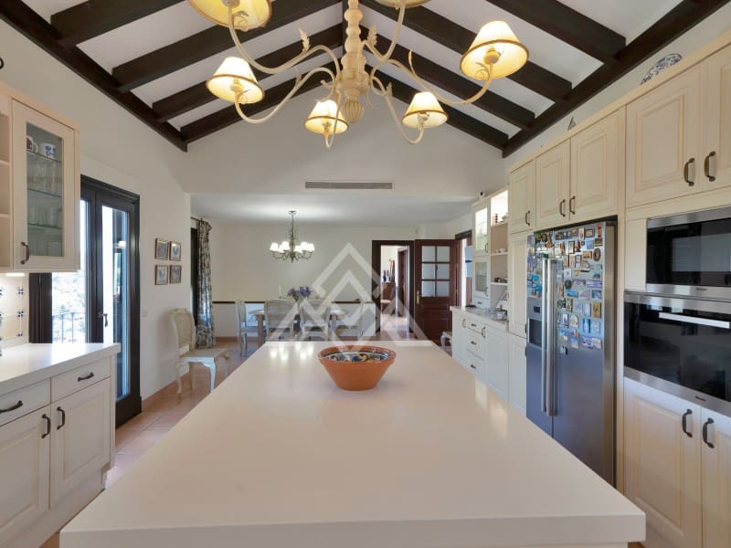 Chalet de 5 habitaciones en Benahavís en venta con garaje - 3.995.000 € (Ref: 8915645)