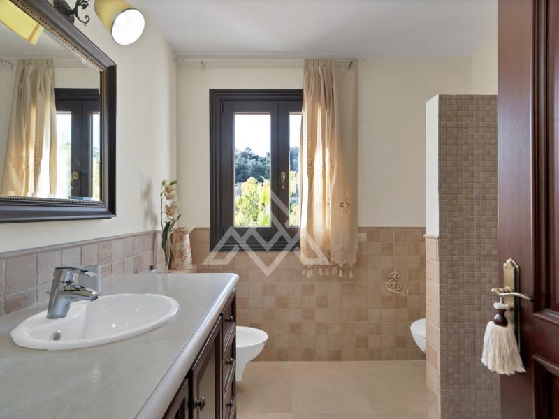 Chalet de 5 habitaciones en Benahavís en venta con garaje - 3.995.000 € (Ref: 8915645)