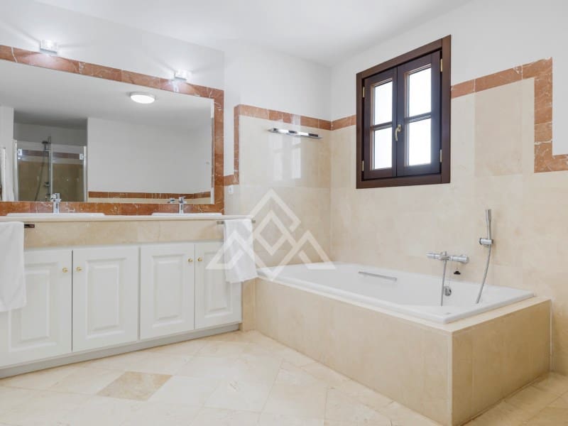 5 soveværelse Byhus til salg i La Quinta med garage - € 1.095.000 (Ref: 8954663)