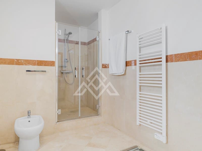 5 soveværelse Byhus til salg i La Quinta med garage - € 1.095.000 (Ref: 8954663)