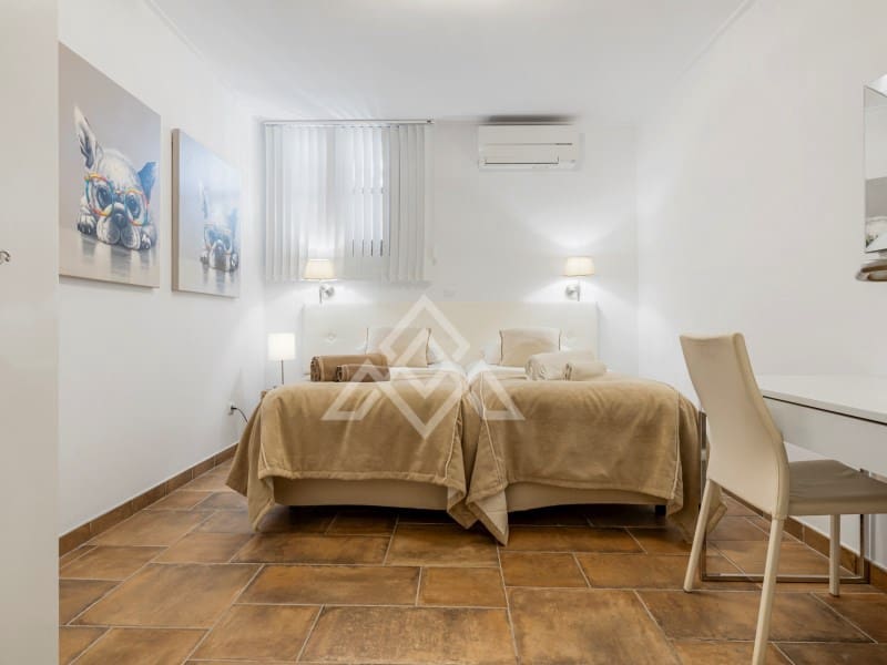 5 soveværelse Byhus til salg i La Quinta med garage - € 1.095.000 (Ref: 8954663)