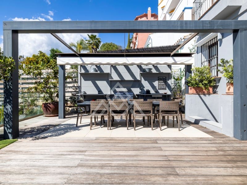 5 soveværelse Byhus til salg i La Quinta med garage - € 1.095.000 (Ref: 8954663)