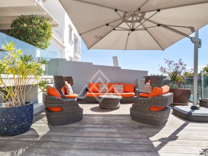 5 soveværelse Byhus til salg i La Quinta med garage - € 1.095.000 (Ref: 8954663)