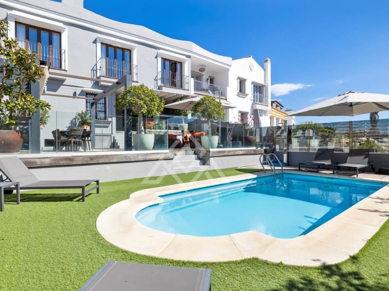 5 soveværelse Byhus til salg i La Quinta med garage - € 1.095.000 (Ref: 8954663)