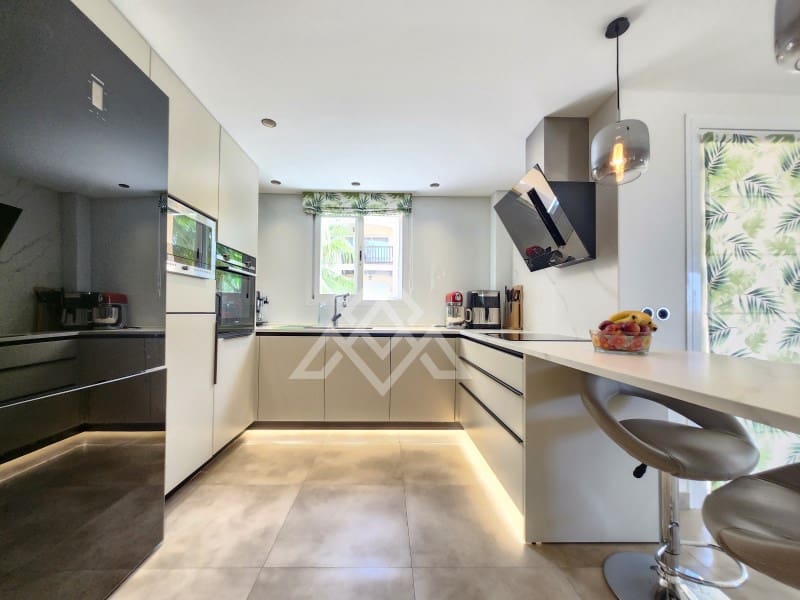 3 soverom Penthouse til salgs i Estepona med garasje - € 1 250 000 (Ref: 9026541)