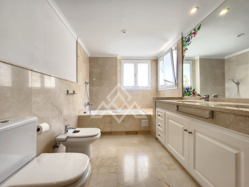 3 soverom Penthouse til salgs i Estepona med garasje - € 1 250 000 (Ref: 9026541)