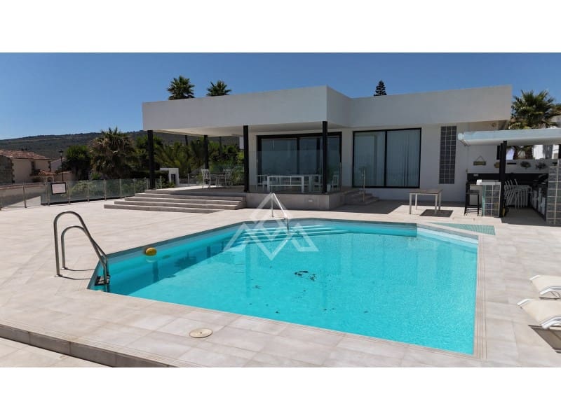 5 bedroom Villa for sale in Manilva with garage - € 2,250,000 (Ref: 9136339)