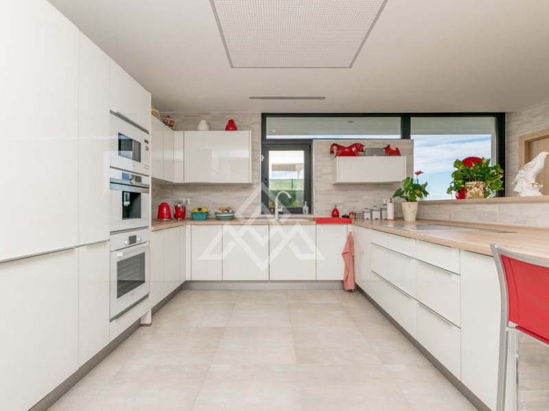 5 bedroom Villa for sale in Manilva with garage - € 2,250,000 (Ref: 9136339)