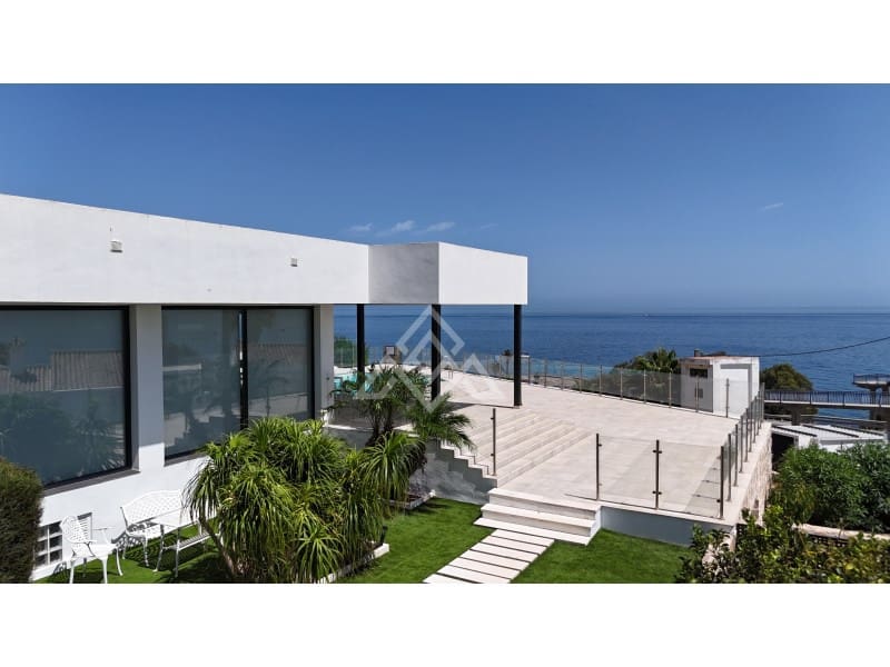 5 bedroom Villa for sale in Manilva with garage - € 2,250,000 (Ref: 9136339)