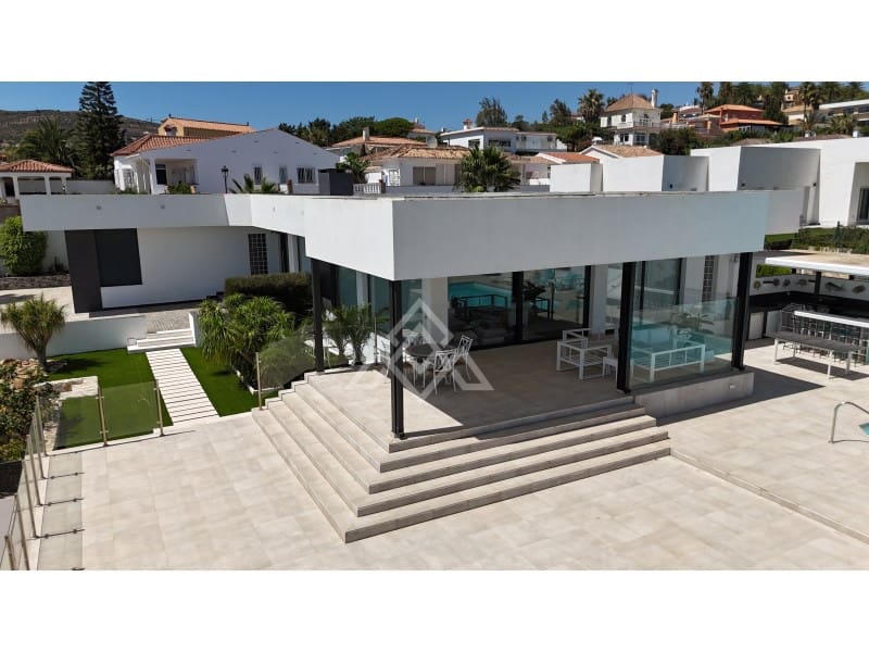 5 bedroom Villa for sale in Manilva with garage - € 2,250,000 (Ref: 9136339)