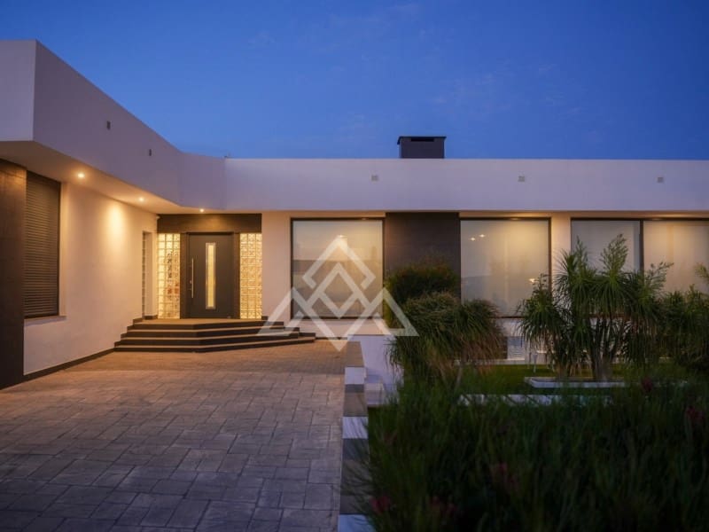 5 bedroom Villa for sale in Manilva with garage - € 2,250,000 (Ref: 9136339)