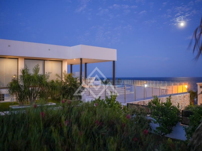 5 bedroom Villa for sale in Manilva with garage - € 2,250,000 (Ref: 9136339)