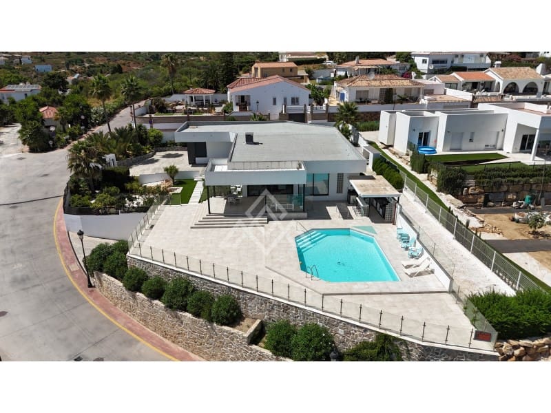 5 bedroom Villa for sale in Manilva with garage - € 2,250,000 (Ref: 9136339)