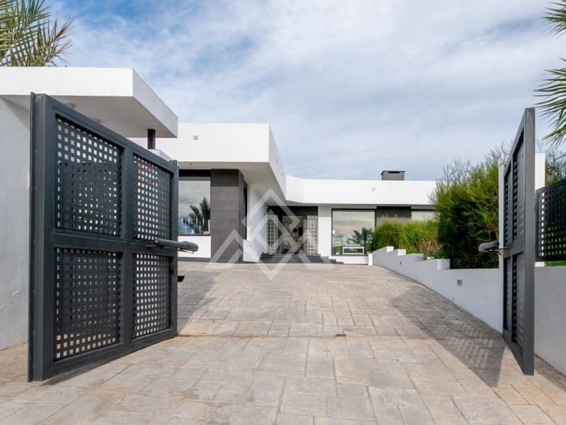 5 bedroom Villa for sale in Manilva with garage - € 2,250,000 (Ref: 9136339)