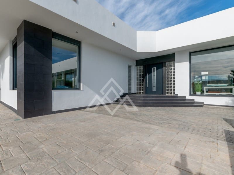 5 bedroom Villa for sale in Manilva with garage - € 2,250,000 (Ref: 9136339)