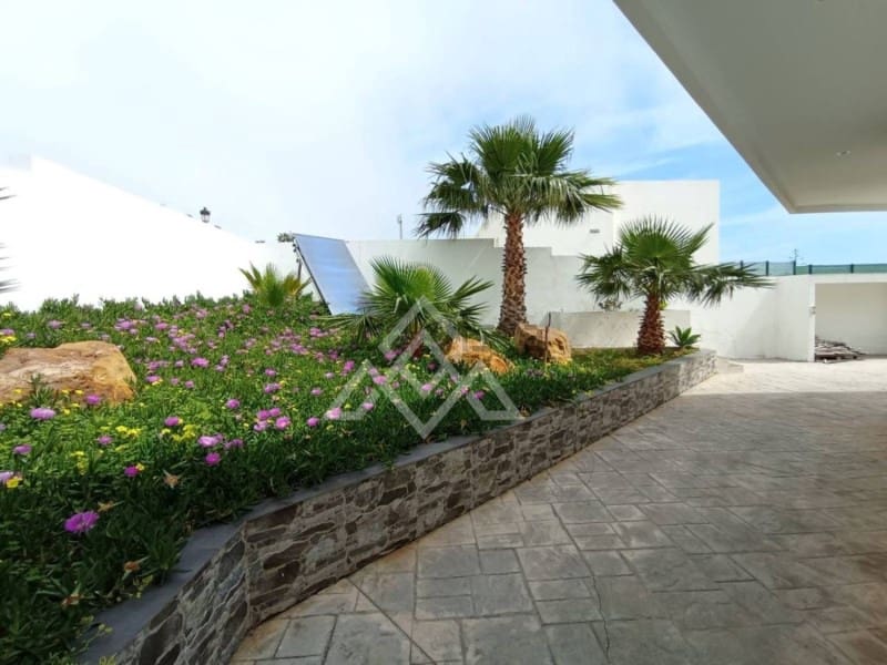 5 bedroom Villa for sale in Manilva with garage - € 2,250,000 (Ref: 9136339)