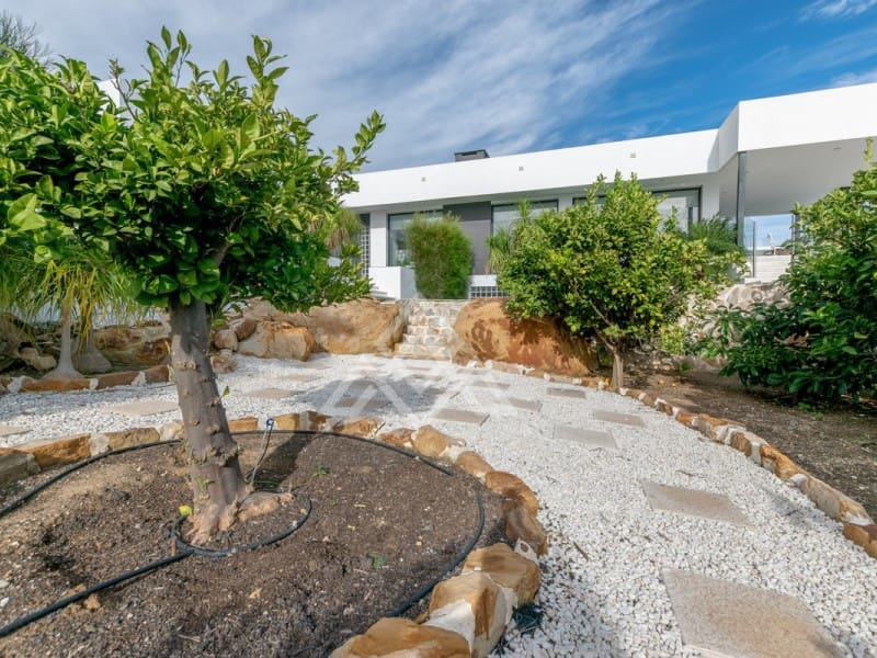 5 bedroom Villa for sale in Manilva with garage - € 2,250,000 (Ref: 9136339)