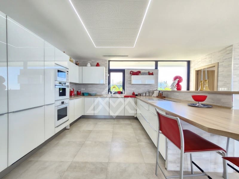 5 bedroom Villa for sale in Manilva with garage - € 2,250,000 (Ref: 9136339)