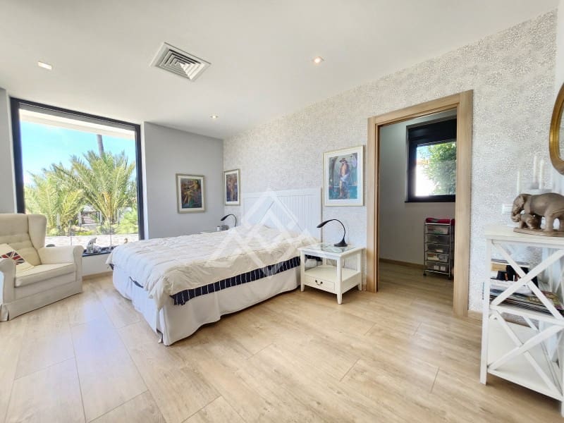 5 bedroom Villa for sale in Manilva with garage - € 2,250,000 (Ref: 9136339)