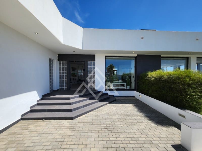 5 bedroom Villa for sale in Manilva with garage - € 2,250,000 (Ref: 9136339)