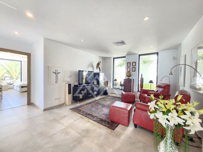5 bedroom Villa for sale in Manilva with garage - € 2,250,000 (Ref: 9136339)