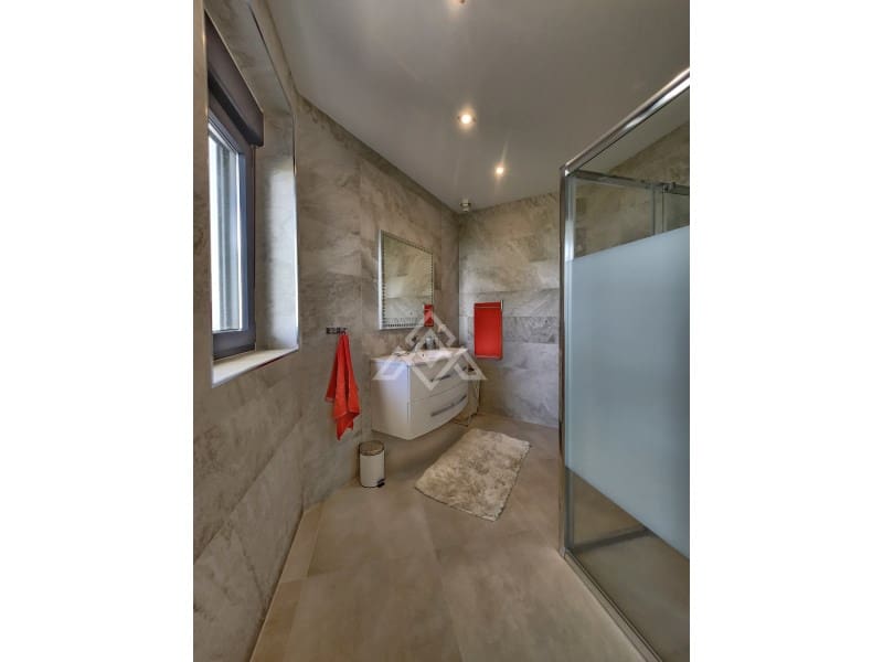 5 bedroom Villa for sale in Manilva with garage - € 2,250,000 (Ref: 9136339)