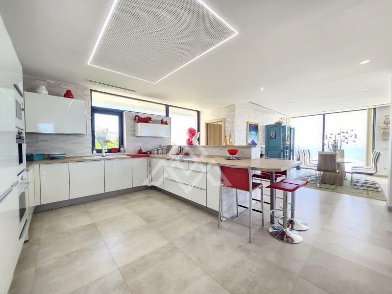 5 bedroom Villa for sale in Manilva with garage - € 2,250,000 (Ref: 9136339)