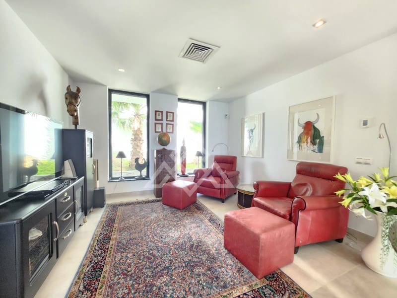 5 bedroom Villa for sale in Manilva with garage - € 2,250,000 (Ref: 9136339)