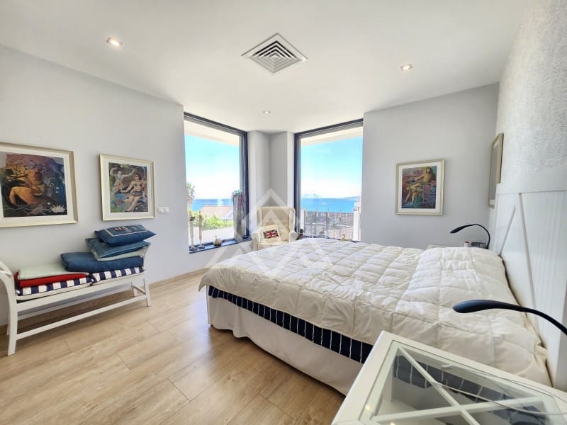 5 bedroom Villa for sale in Manilva with garage - € 2,250,000 (Ref: 9136339)