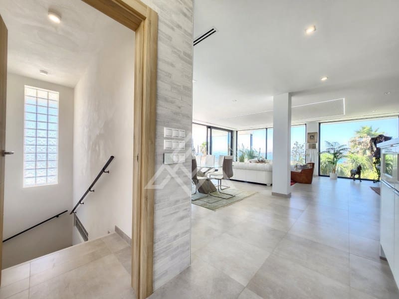 5 bedroom Villa for sale in Manilva with garage - € 2,250,000 (Ref: 9136339)