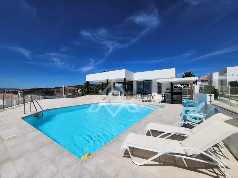 5 bedroom Villa for sale in Manilva with garage - € 2,250,000 (Ref: 9136339)