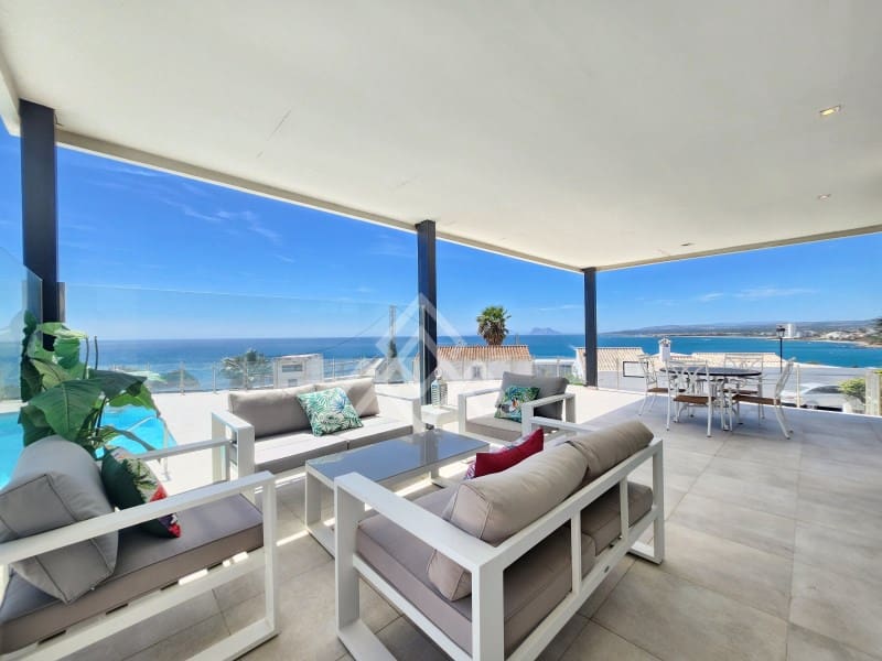 5 bedroom Villa for sale in Manilva with garage - € 2,250,000 (Ref: 9136339)