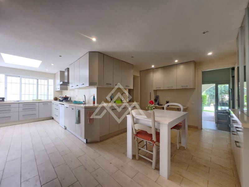 8 sypialnia Willa na sprzedaż w Calahonda z garażem - 2 350 000 € (Ref: 9159937)