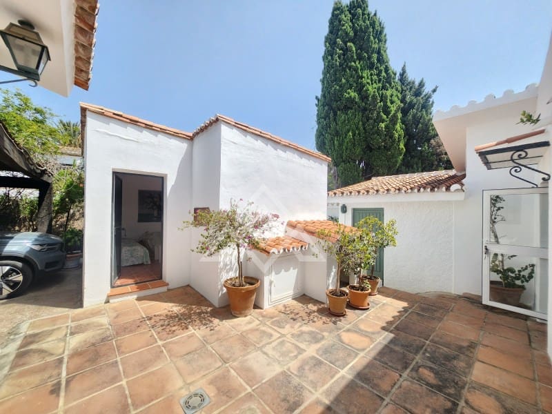 8 sypialnia Willa na sprzedaż w Calahonda z garażem - 2 350 000 € (Ref: 9159937)