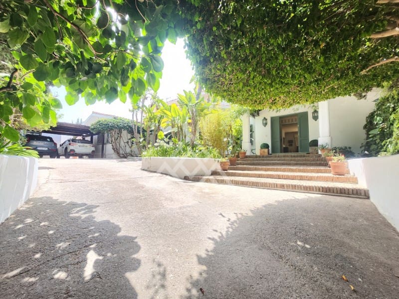 8 sypialnia Willa na sprzedaż w Calahonda z garażem - 2 350 000 € (Ref: 9159937)