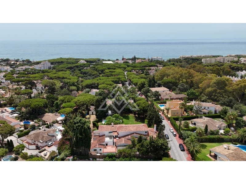 8 sypialnia Willa na sprzedaż w Calahonda z garażem - 2 350 000 € (Ref: 9159937)