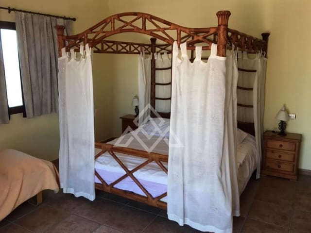 5 soveværelse Villa til salg i Conil de la Frontera med garage - € 371.000 (Ref: 9240273)