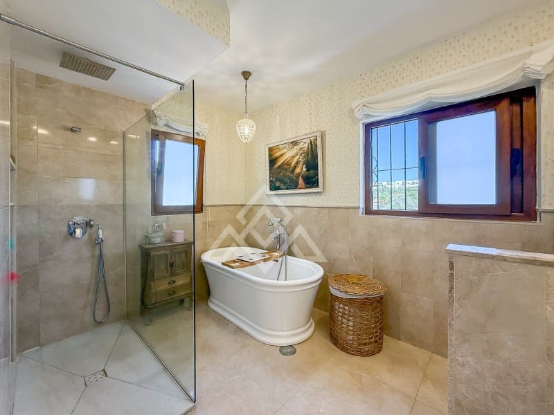 4 quarto Moradia para venda em Marbella com piscina garagem - 1 849 000 € (Ref: 9269968)