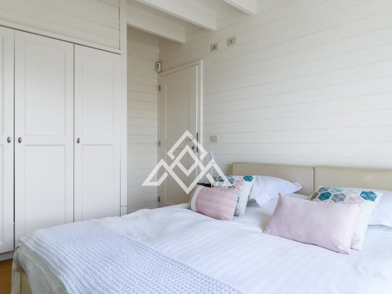 4 bedroom Villa for sale in Benahavis with garage - € 1,975,000 (Ref: 9300960)